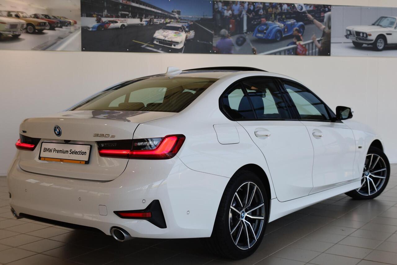 BMW 3-SERIE Sedan 330e xDrive | koplampen adaptief | High Executive | Head-up display | Schuif-kantel dak | Elektr stoelen met geheugen |