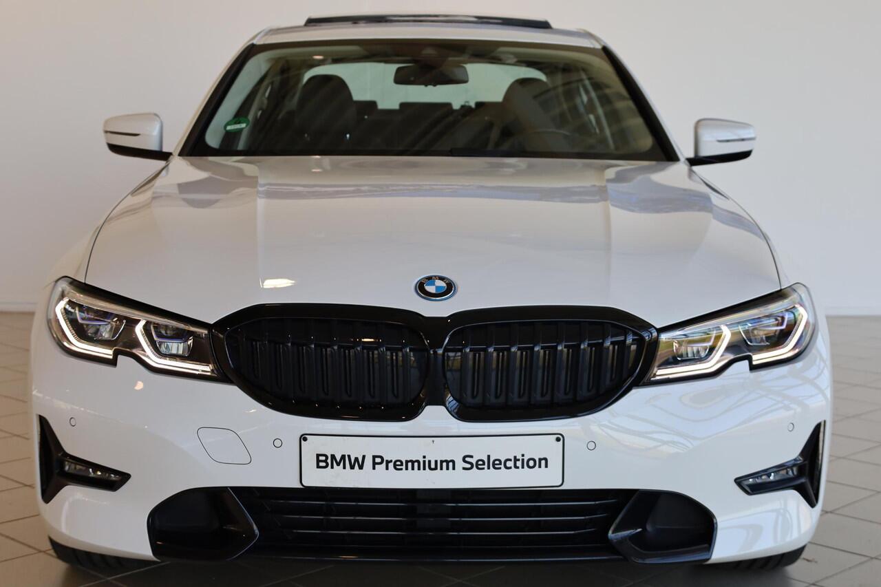 BMW 3-SERIE Sedan 330e xDrive | koplampen adaptief | High Executive | Head-up display | Schuif-kantel dak | Elektr stoelen met geheugen |