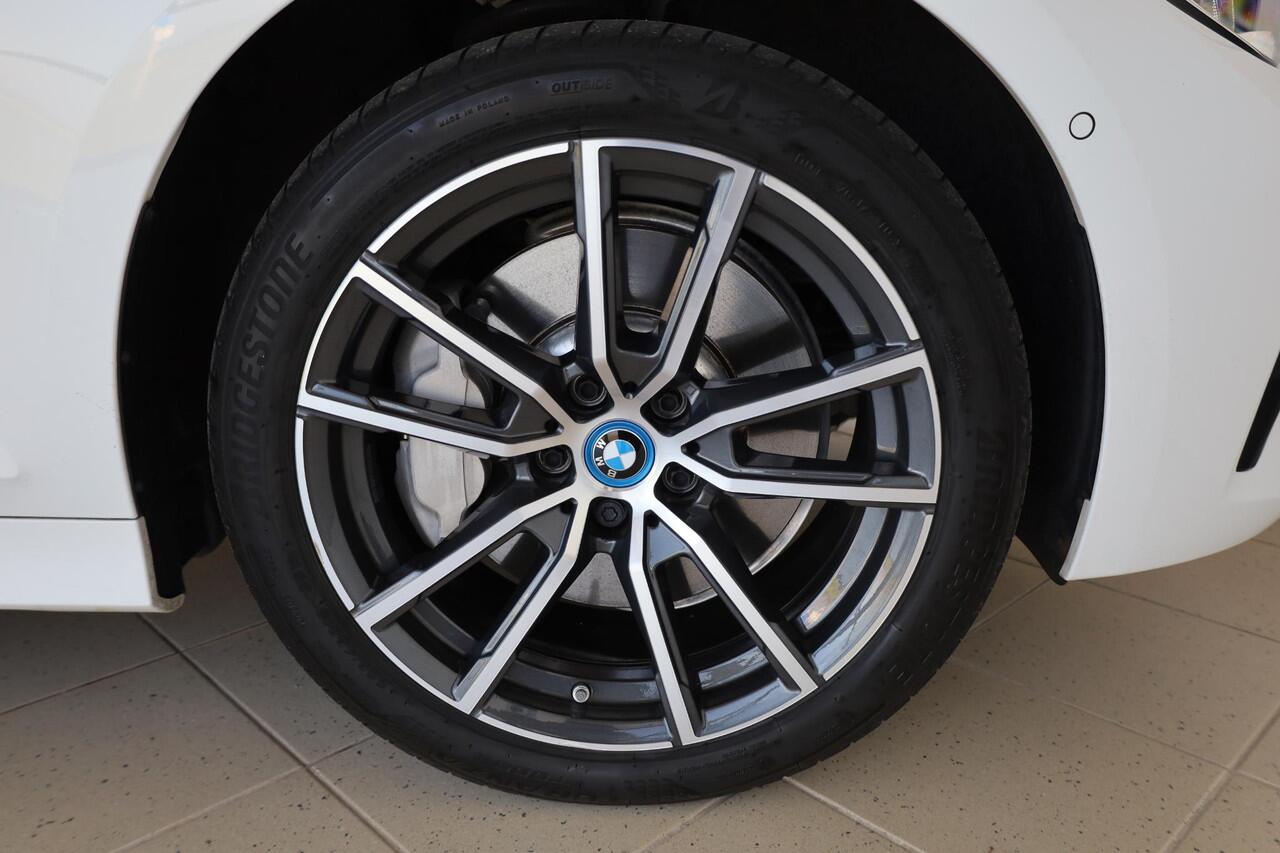 BMW 3-SERIE Sedan 330e xDrive | koplampen adaptief | High Executive | Head-up display | Schuif-kantel dak | Elektr stoelen met geheugen |