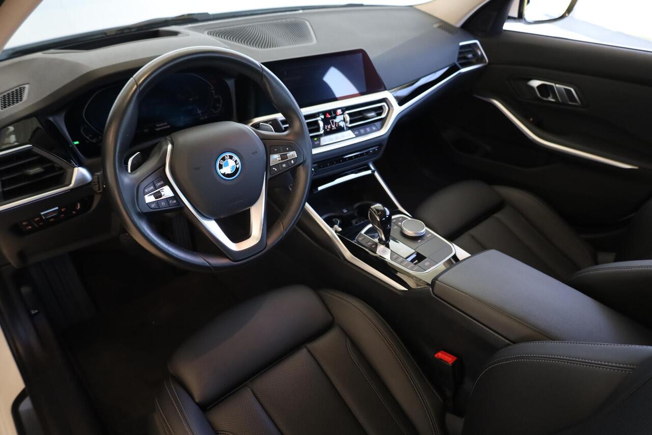 BMW 3-SERIE Sedan 330e xDrive | koplampen adaptief | High Executive | Head-up display | Schuif-kantel dak | Elektr stoelen met geheugen |
