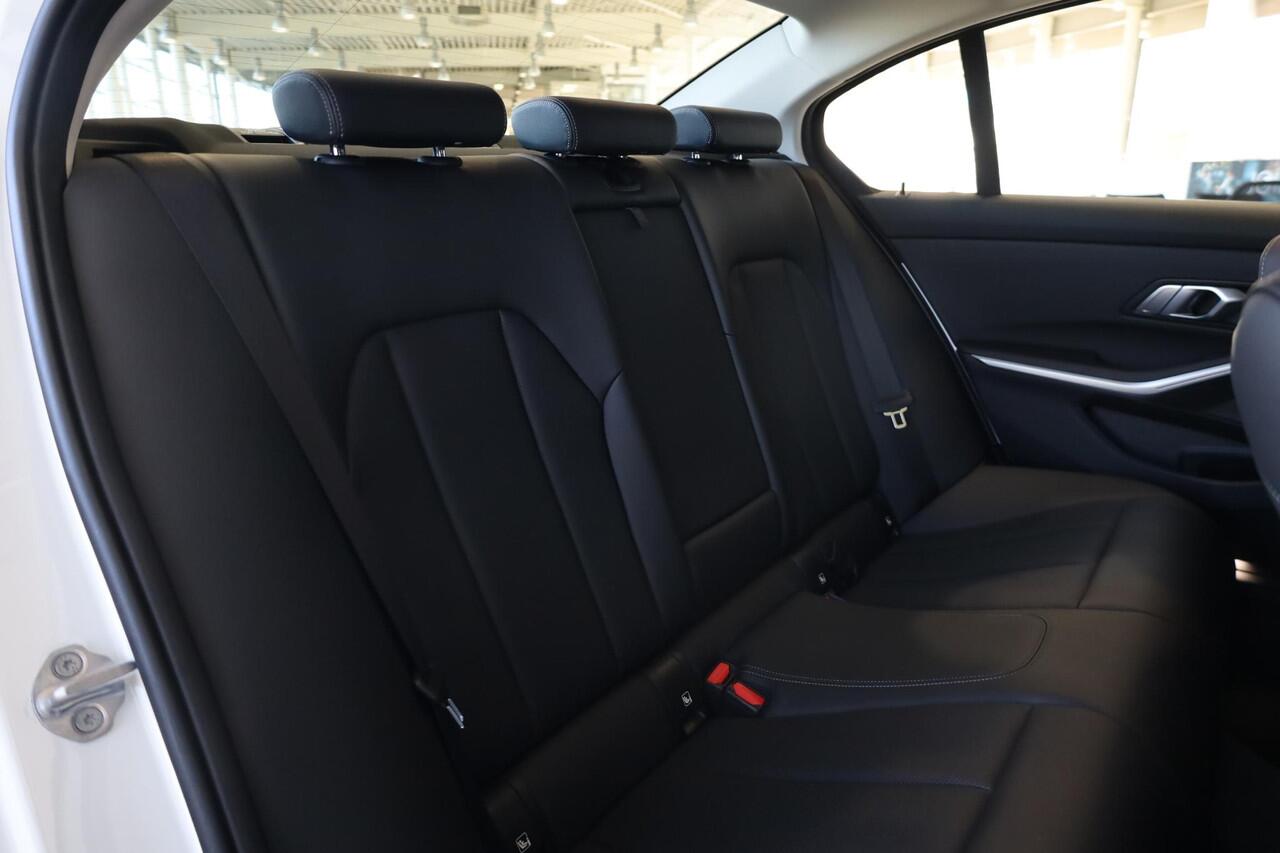 BMW 3-SERIE Sedan 330e xDrive | koplampen adaptief | High Executive | Head-up display | Schuif-kantel dak | Elektr stoelen met geheugen |