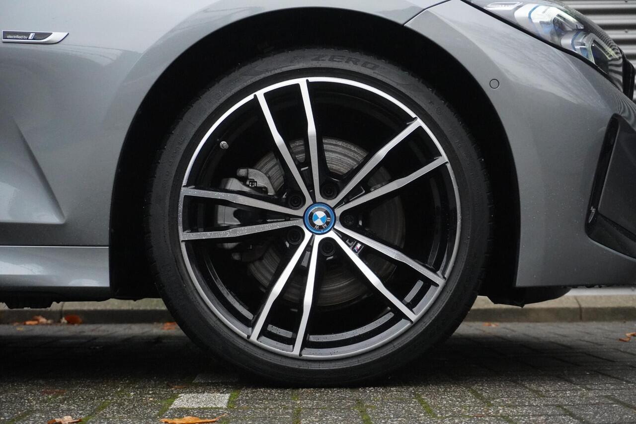 BMW 3-SERIE Touring 320e M Sportpakket | Alarmsysteem klasse 3 | Trekhaak met elektrisch wegklapbare kogel | Glazen panoramadak | HiFi System | Driving Assistant