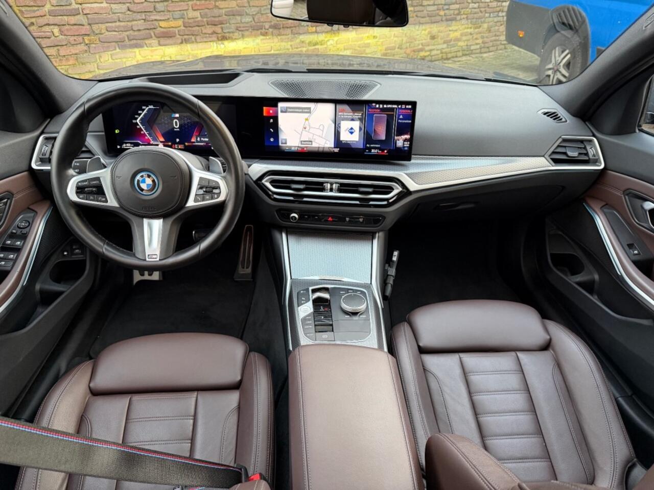 BMW 3-SERIE 320E M-Sport Pro Pakket Panodak 19 Inch Trekhaak Leer Head-Up