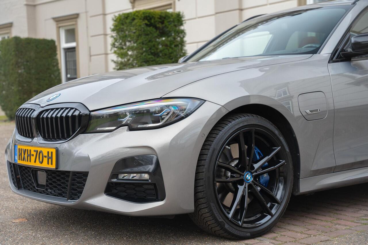 BMW 3-SERIE Touring 330e High Executive TREKHAAK | PANO | KUIPSTOELEN | LASER | ACC | H&K