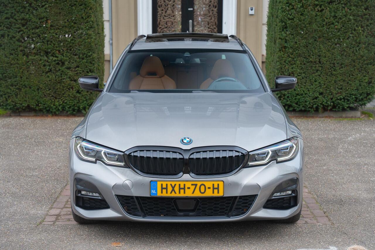 BMW 3-SERIE Touring 330e High Executive TREKHAAK | PANO | KUIPSTOELEN | LASER | ACC | H&K