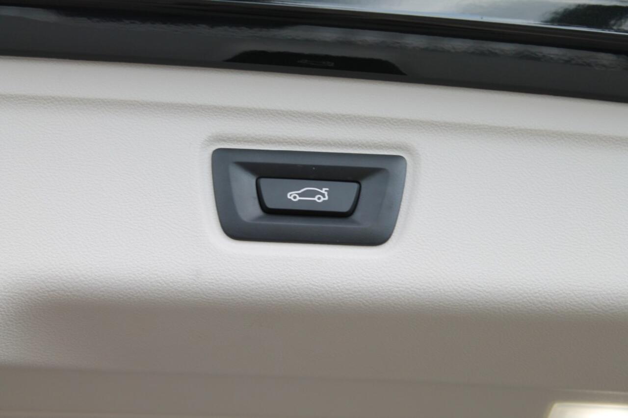 BMW 3-SERIE 320e - Elektr. Achterklep - Parkeercamera - Apple CarPlay