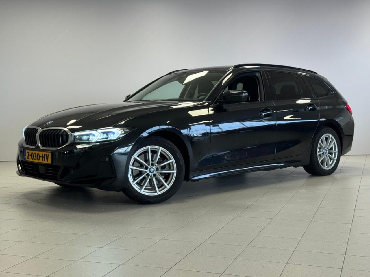 BMW 3-SERIE 320e - Elektr. Achterklep - Parkeercamera - Apple CarPlay