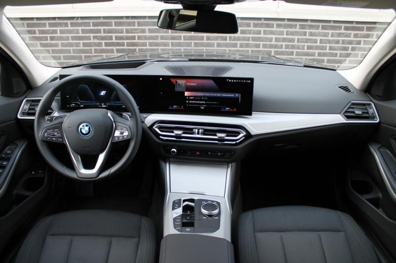 BMW 3-SERIE 320e - Elektr. Achterklep - Parkeercamera - Apple CarPlay