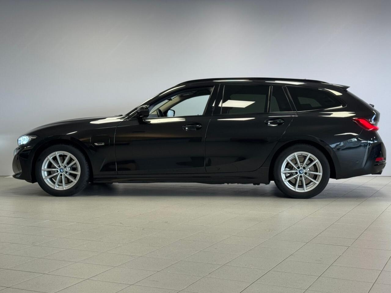 BMW 3-SERIE 320e - Elektr. Achterklep - Parkeercamera - Apple CarPlay