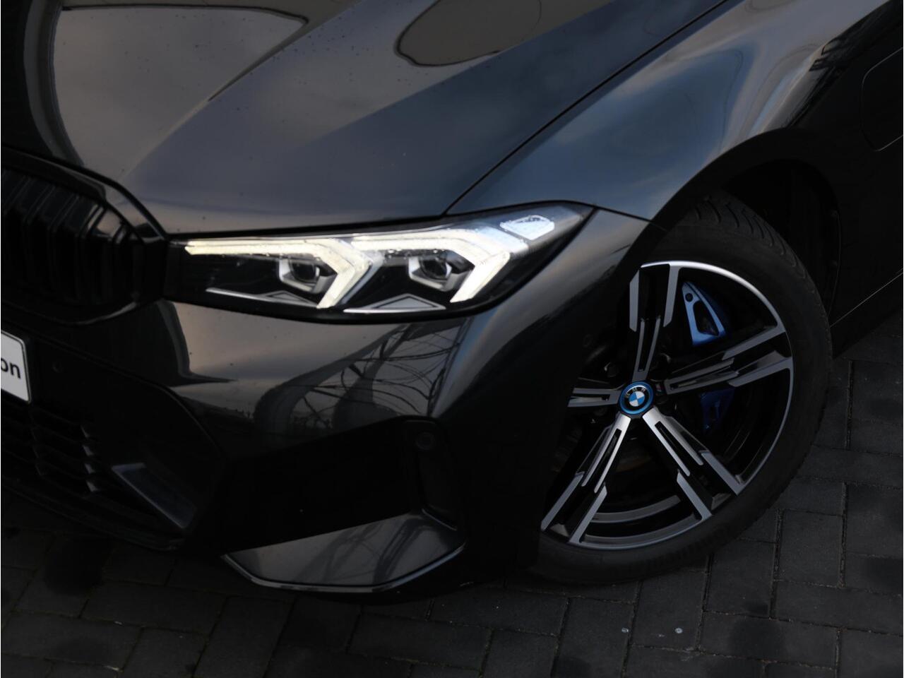 BMW 3-SERIE 320e M Sportpakket/ Achteruitrijcamera/ Elektrische Trekhaak/ Stoelverwarming/ Cruise Control/ HiFi/ Sportstoelen