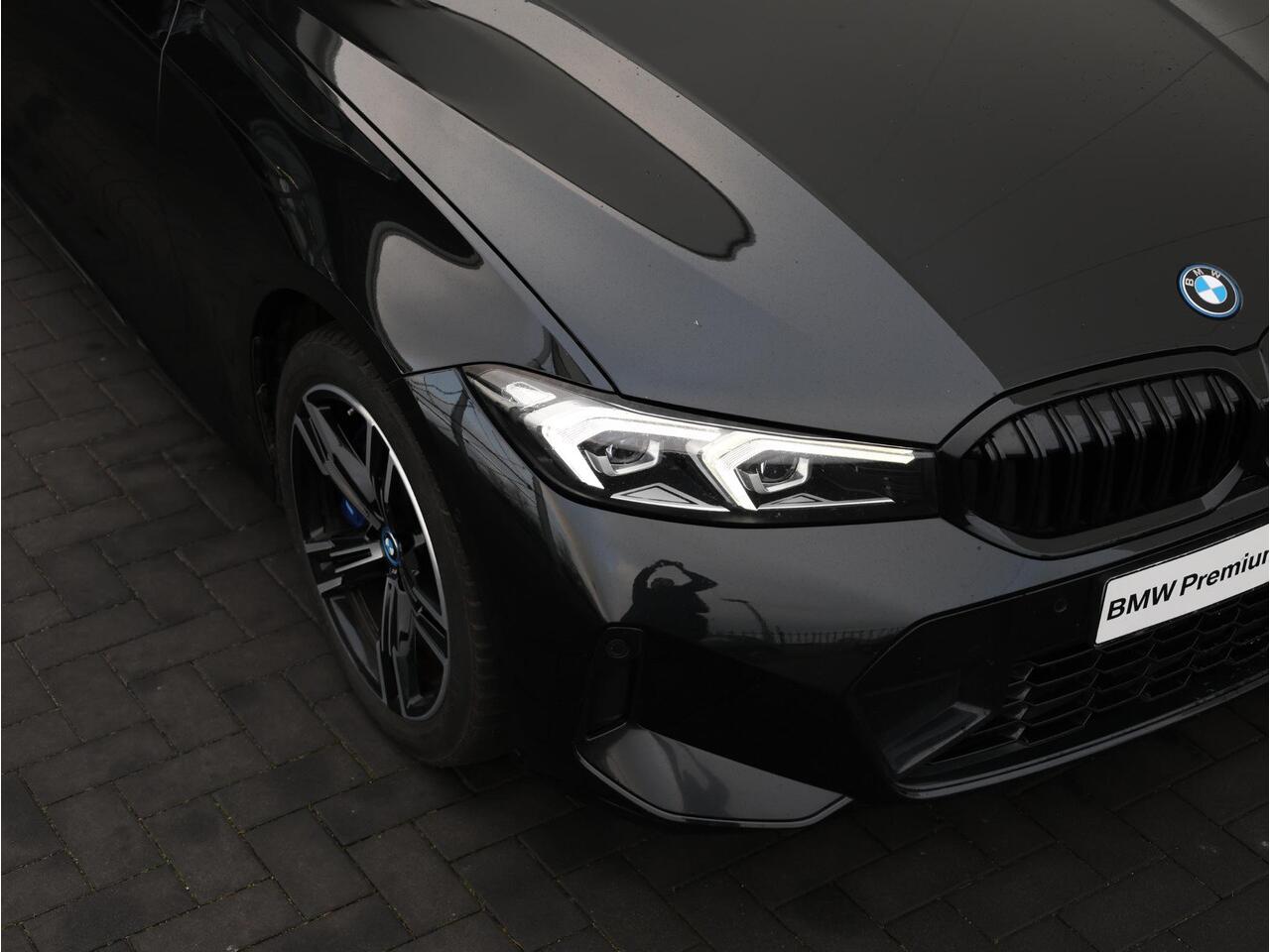 BMW 3-SERIE 320e M Sportpakket/ Achteruitrijcamera/ Elektrische Trekhaak/ Stoelverwarming/ Cruise Control/ HiFi/ Sportstoelen