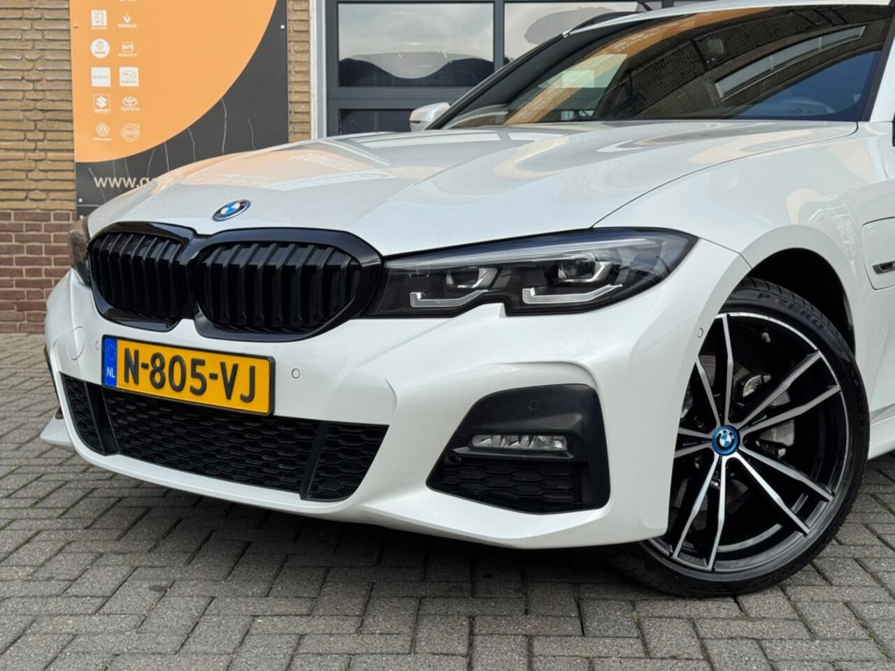BMW 3-SERIE 320e TOURING HIGH EXECUTIVE M-SPORT PANO/LEER/LED/CAMERA/NL-AUTO
