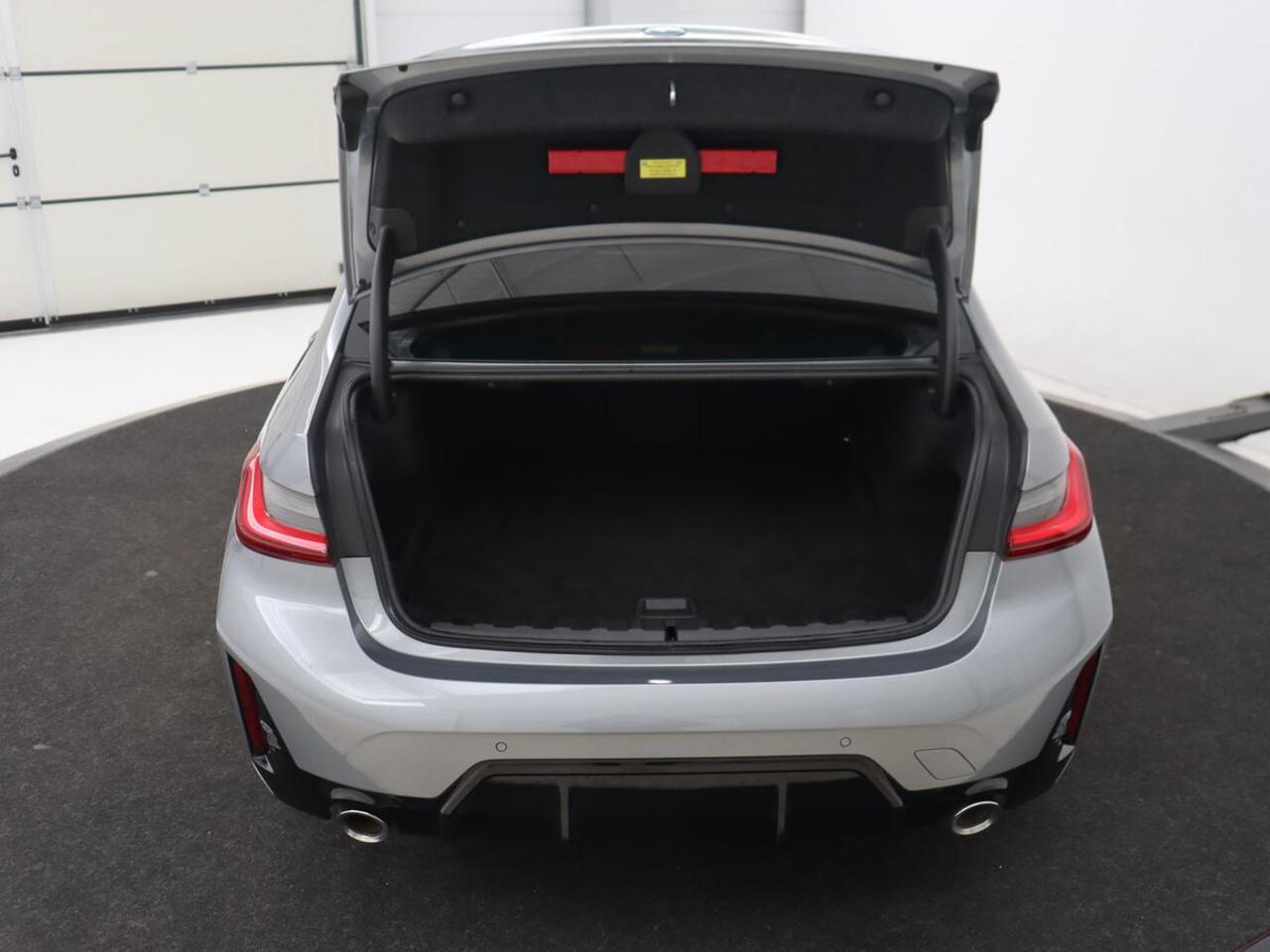 BMW 3-SERIE 320e M Sport | Trekhaak | Stoelverwarming | Camera | Leder/Alcantara | Stuurverwarming | Carplay | Live Cockpit Plus | Adaptief LED | Sportstoelen | Cruise control | PHEV | Plug In