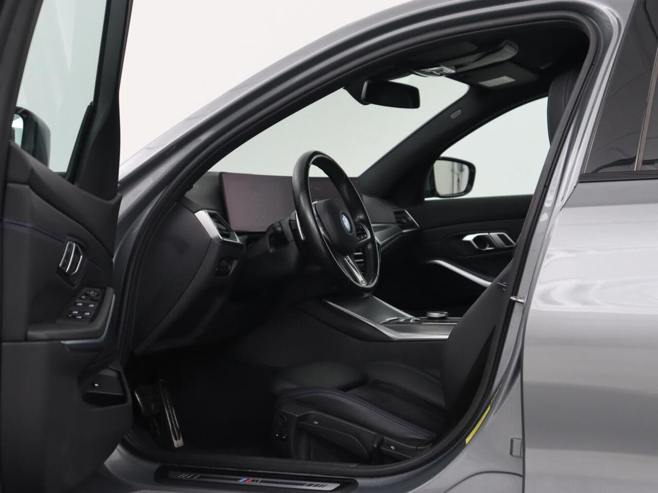 BMW 3-SERIE 320e M Sport | Trekhaak | Stoelverwarming | Camera | Leder/Alcantara | Stuurverwarming | Carplay | Live Cockpit Plus | Adaptief LED | Sportstoelen | Cruise control | PHEV | Plug In