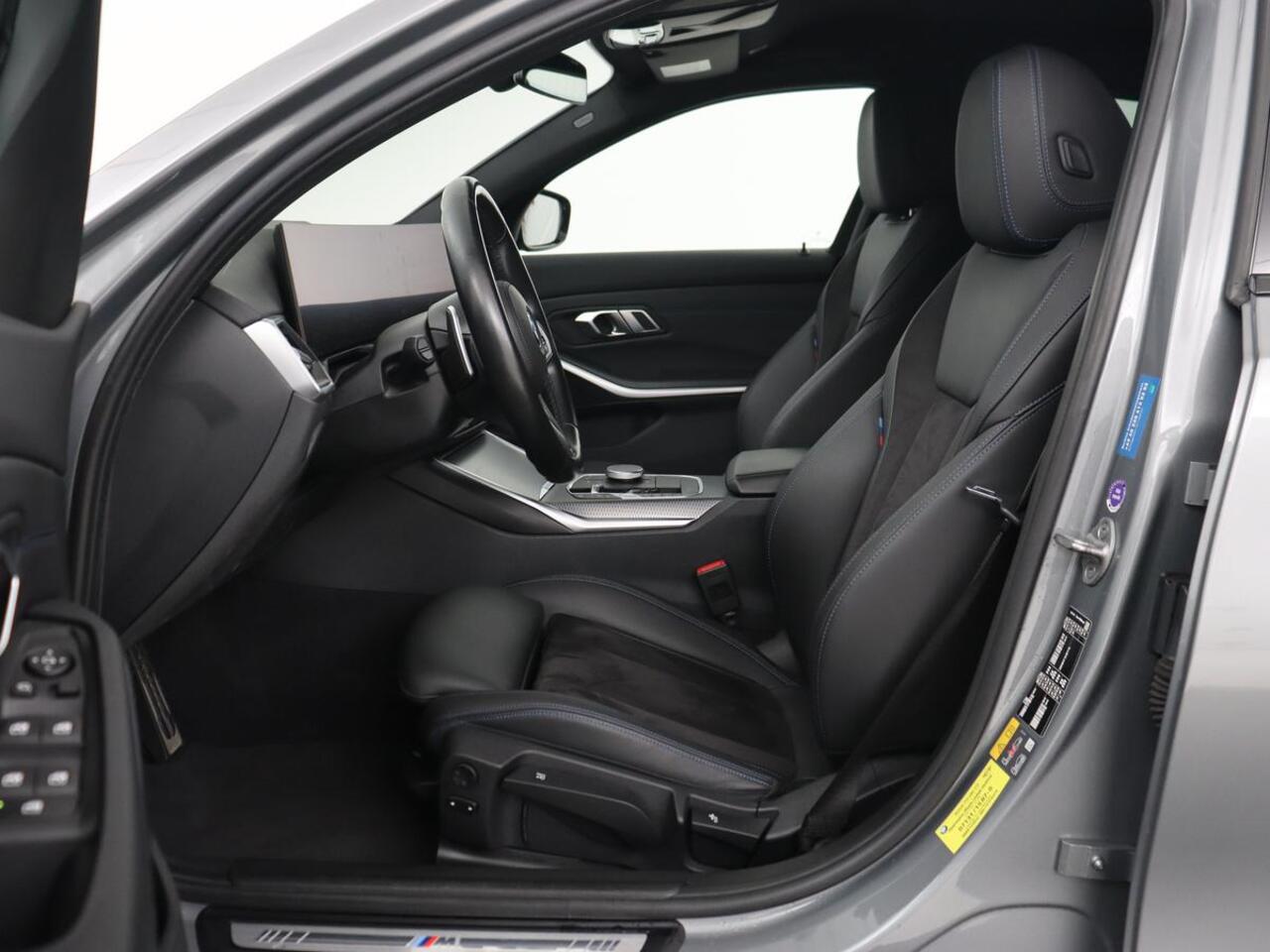 BMW 3-SERIE 320e M Sport | Trekhaak | Stoelverwarming | Camera | Leder/Alcantara | Stuurverwarming | Carplay | Live Cockpit Plus | Adaptief LED | Sportstoelen | Cruise control | PHEV | Plug In