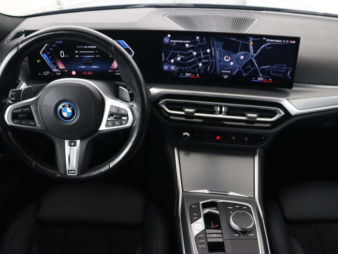 BMW 3-SERIE 320e M Sport | Trekhaak | Stoelverwarming | Camera | Leder/Alcantara | Stuurverwarming | Carplay | Live Cockpit Plus | Adaptief LED | Sportstoelen | Cruise control | PHEV | Plug In