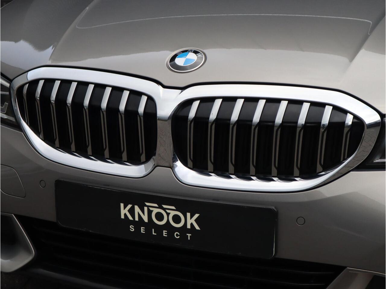 BMW 3-SERIE Touring 318i Executive Luxury Line / Trekhaak / Elektrisch Verstelbare Sportstoelen / LED / 18 Inch / Leder / Hifi / Chrome Line / DAB / Parkeersensoren voor+achter