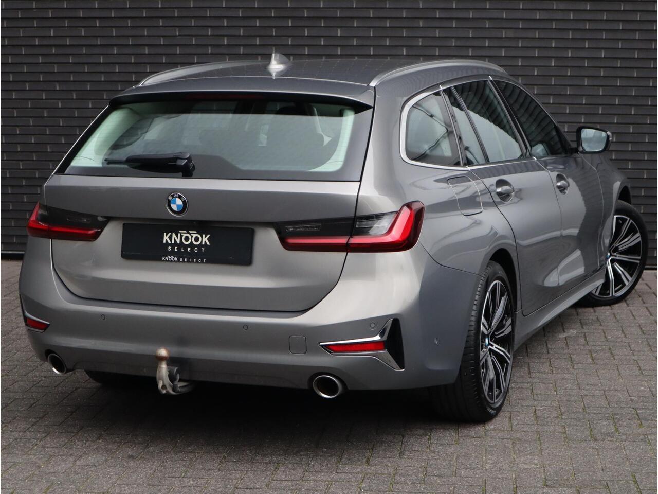 BMW 3-SERIE Touring 318i Executive Luxury Line / Trekhaak / Elektrisch Verstelbare Sportstoelen / LED / 18 Inch / Leder / Hifi / Chrome Line / DAB / Parkeersensoren voor+achter