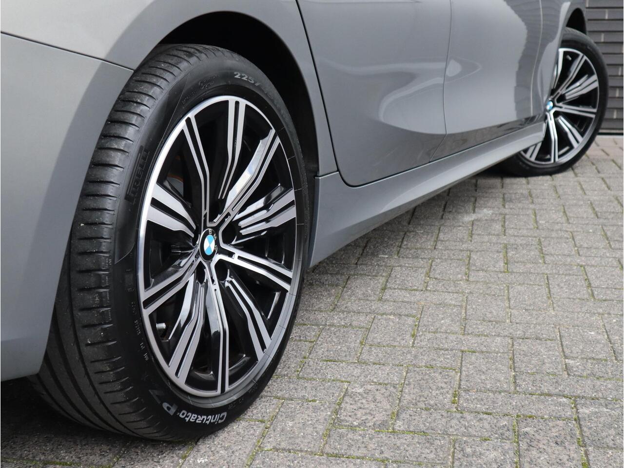 BMW 3-SERIE Touring 318i Executive Luxury Line / Trekhaak / Elektrisch Verstelbare Sportstoelen / LED / 18 Inch / Leder / Hifi / Chrome Line / DAB / Parkeersensoren voor+achter