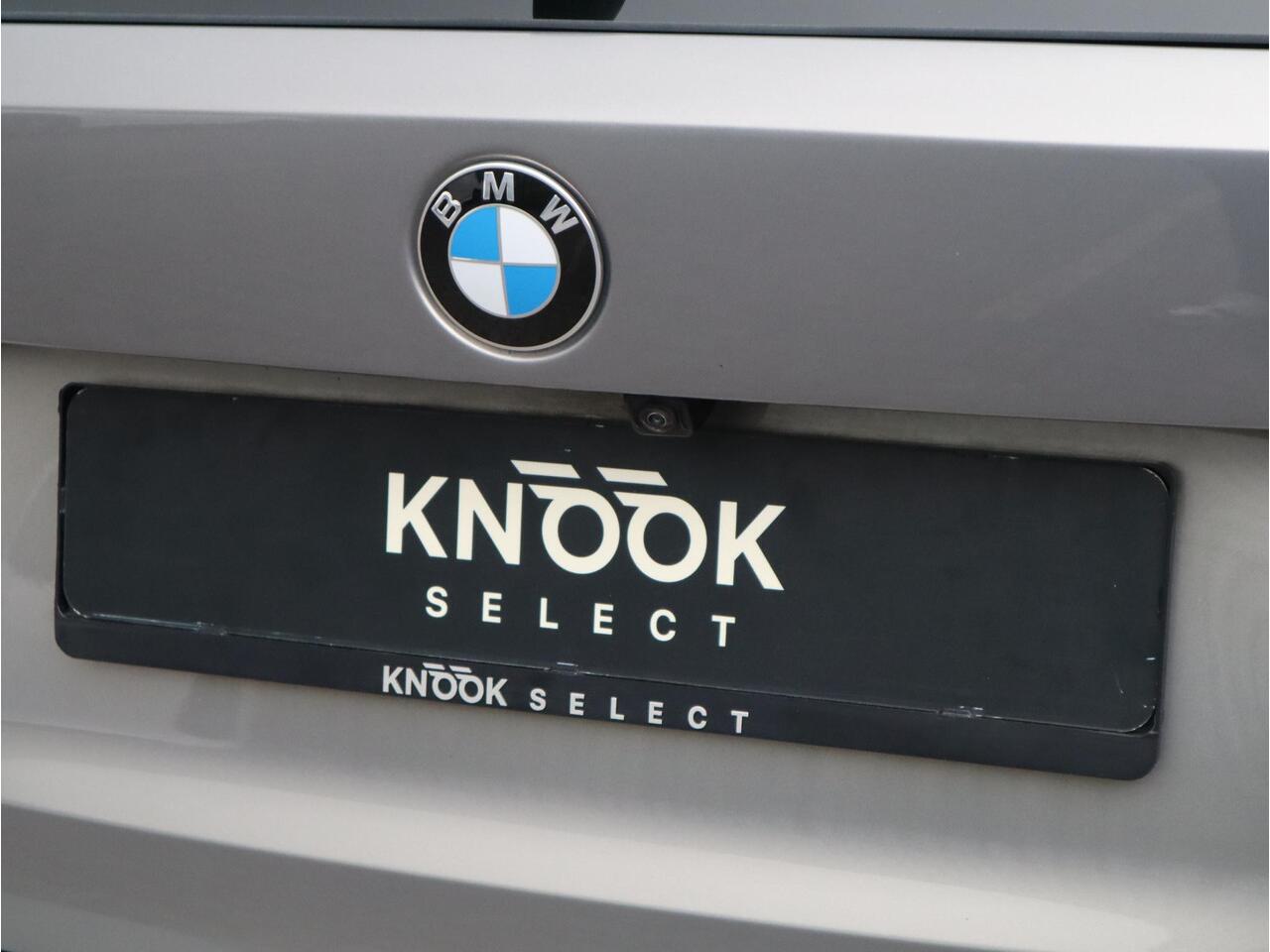 BMW 3-SERIE Touring 318i Executive Luxury Line / Trekhaak / Elektrisch Verstelbare Sportstoelen / LED / 18 Inch / Leder / Hifi / Chrome Line / DAB / Parkeersensoren voor+achter