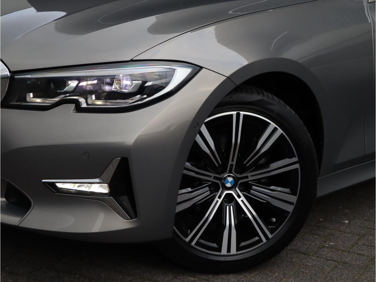 BMW 3-SERIE Touring 318i Executive Luxury Line / Trekhaak / Elektrisch Verstelbare Sportstoelen / LED / 18 Inch / Leder / Hifi / Chrome Line / DAB / Parkeersensoren voor+achter