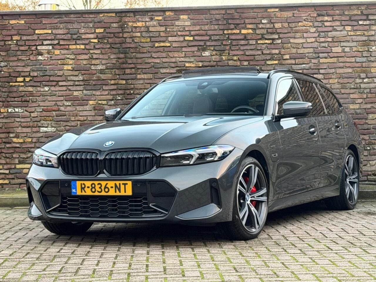 BMW 3-SERIE 320E M-Sport Pro Pakket Panodak 19 Inch Trekhaak Leer Head-Up