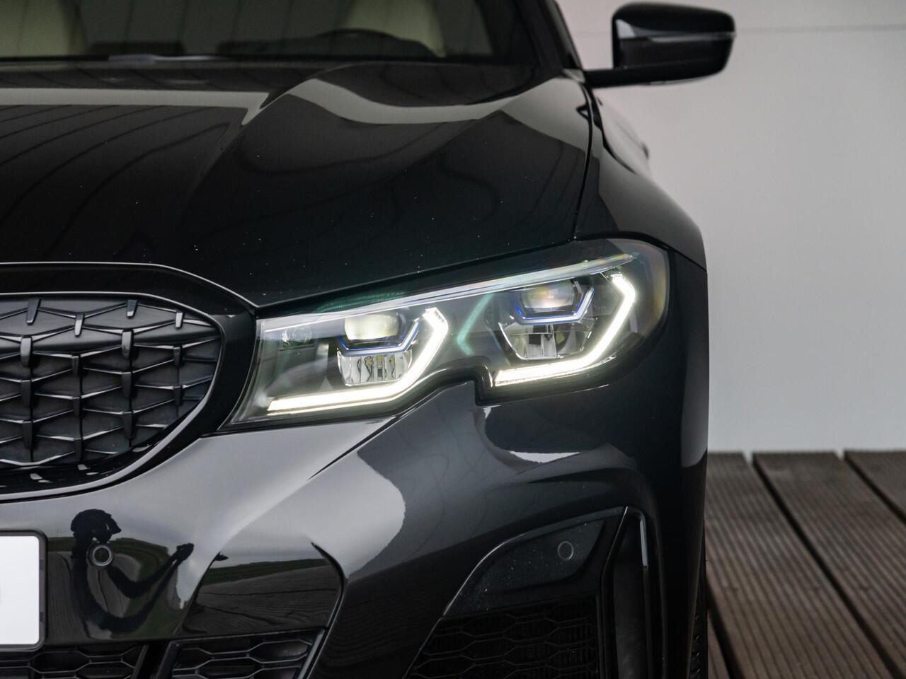 BMW 3-SERIE Sedan M340i xDrive | Innovationspakket | Comfort Access | Head-Up Display | Achteruitrijcamera | Stoelverwarming | PDC | Laserlight | 19''