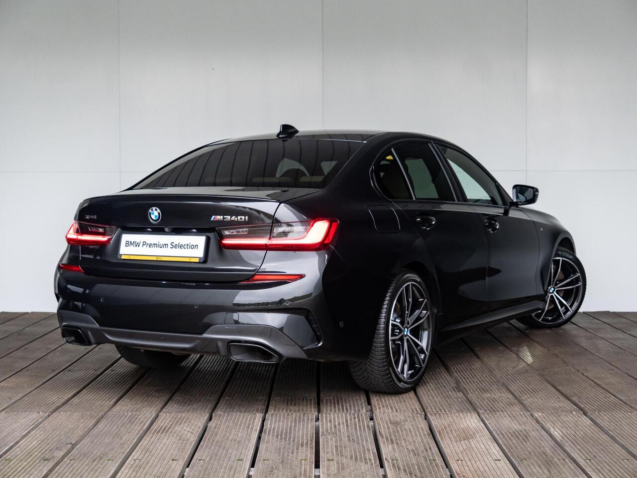 BMW 3-SERIE Sedan M340i xDrive | Innovationspakket | Comfort Access | Head-Up Display | Achteruitrijcamera | Stoelverwarming | PDC | Laserlight | 19''