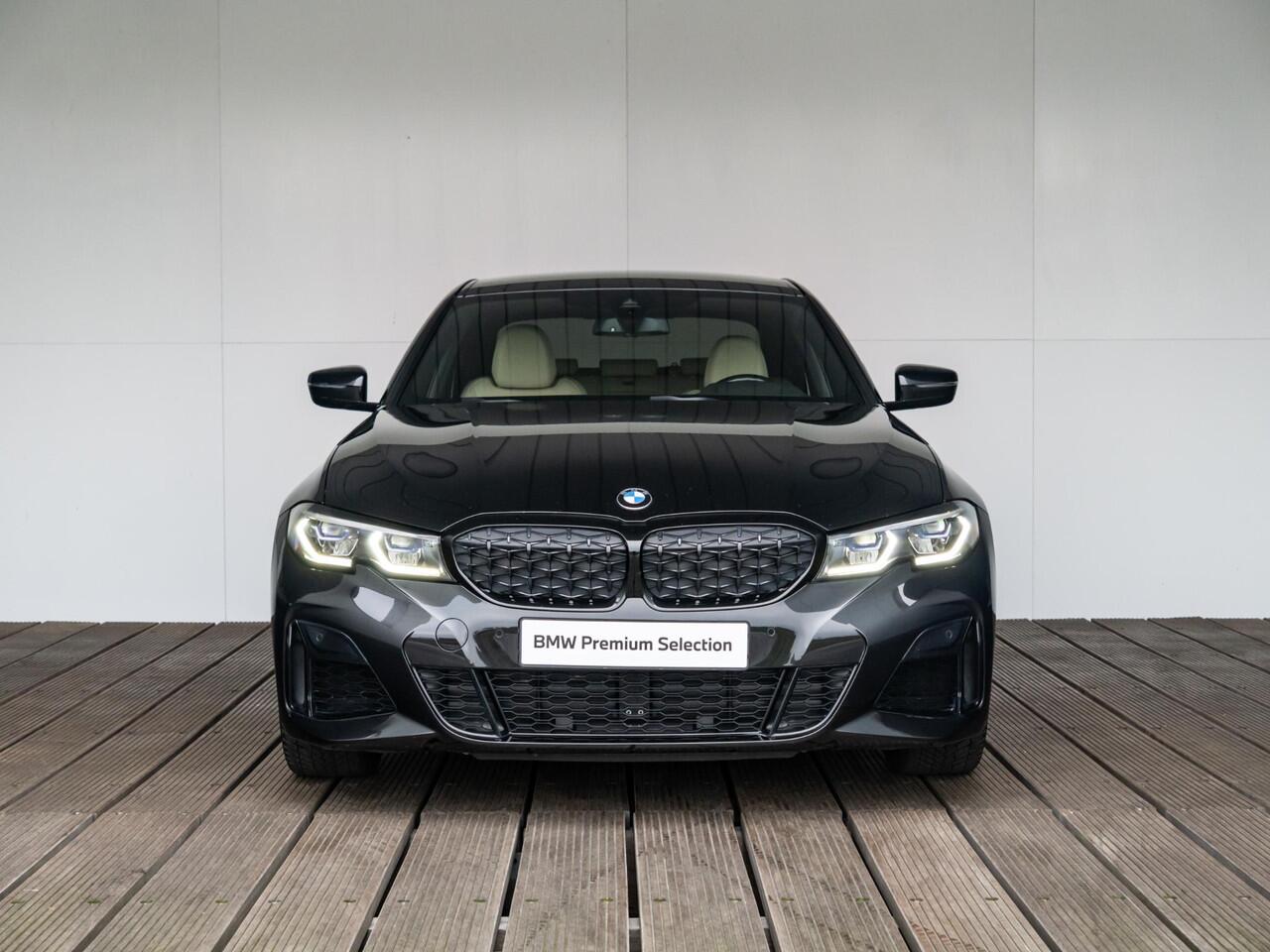 BMW 3-SERIE Sedan M340i xDrive | Innovationspakket | Comfort Access | Head-Up Display | Achteruitrijcamera | Stoelverwarming | PDC | Laserlight | 19''