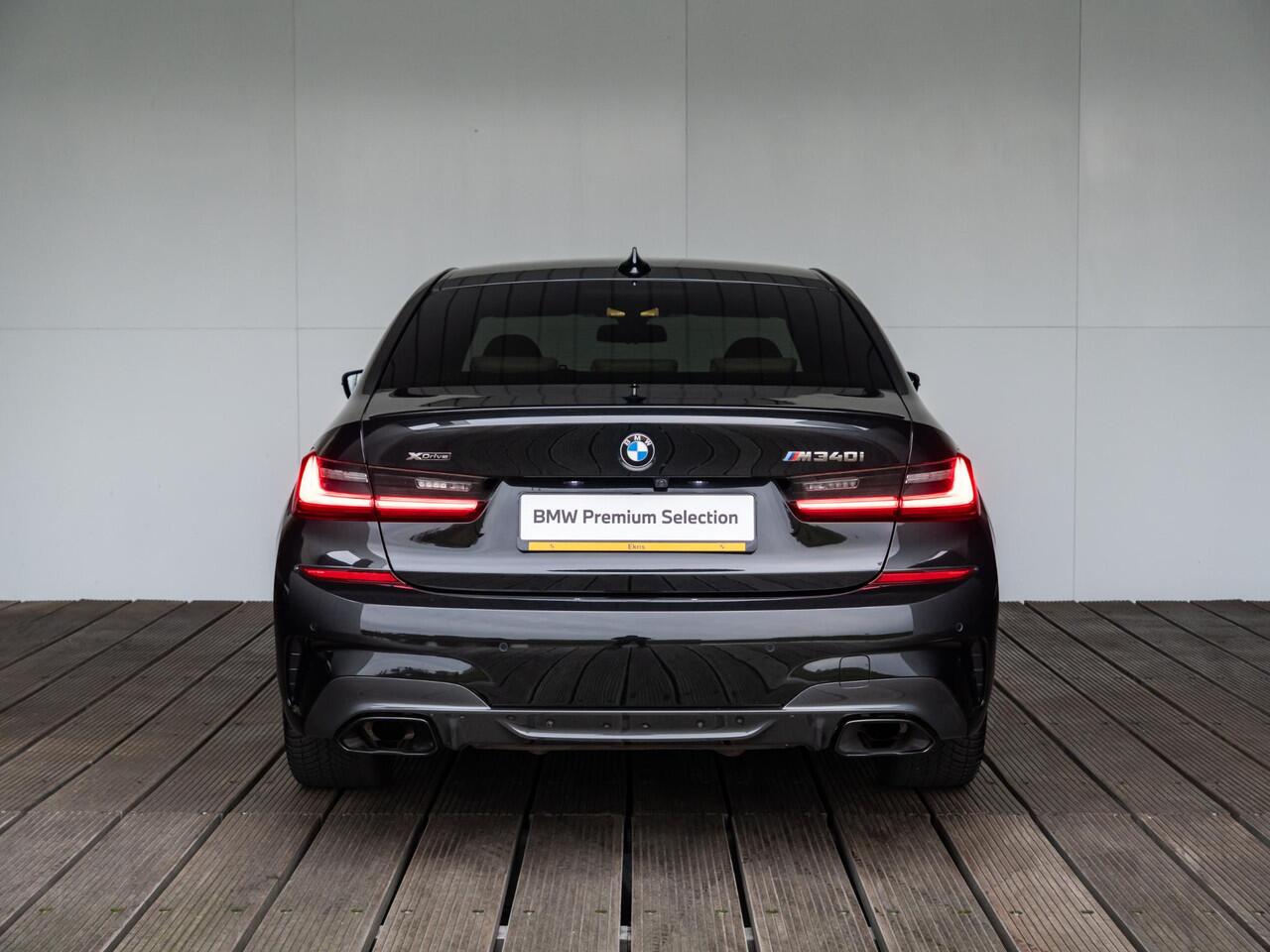 BMW 3-SERIE Sedan M340i xDrive | Innovationspakket | Comfort Access | Head-Up Display | Achteruitrijcamera | Stoelverwarming | PDC | Laserlight | 19''