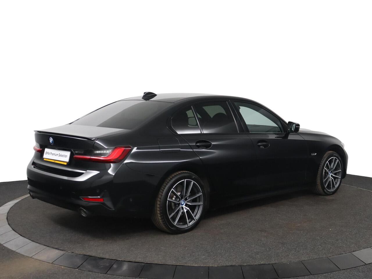 BMW 3-SERIE 320e Business Edition Plus | M Sportstuur | M Shadow Line | M Hemelbekleding Anthrazit | Stoelverwarming | Camera | HiFi Systeem | Leder