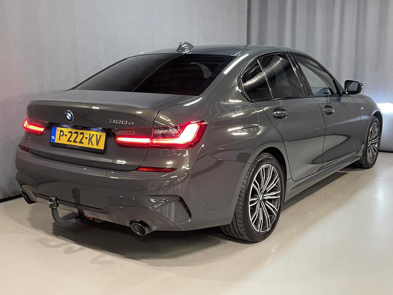 BMW 3-SERIE 320e High Executive 18"/Leder/Laser LED/Stuur + stoelverwarming/Dodehoek/Elektrische klep/Trekhaak/Hed-up/Keyless