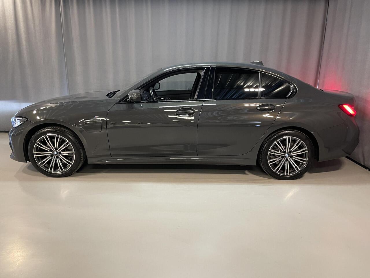 BMW 3-SERIE 320e High Executive 18"/Leder/Laser LED/Stuur + stoelverwarming/Dodehoek/Elektrische klep/Trekhaak/Hed-up/Keyless