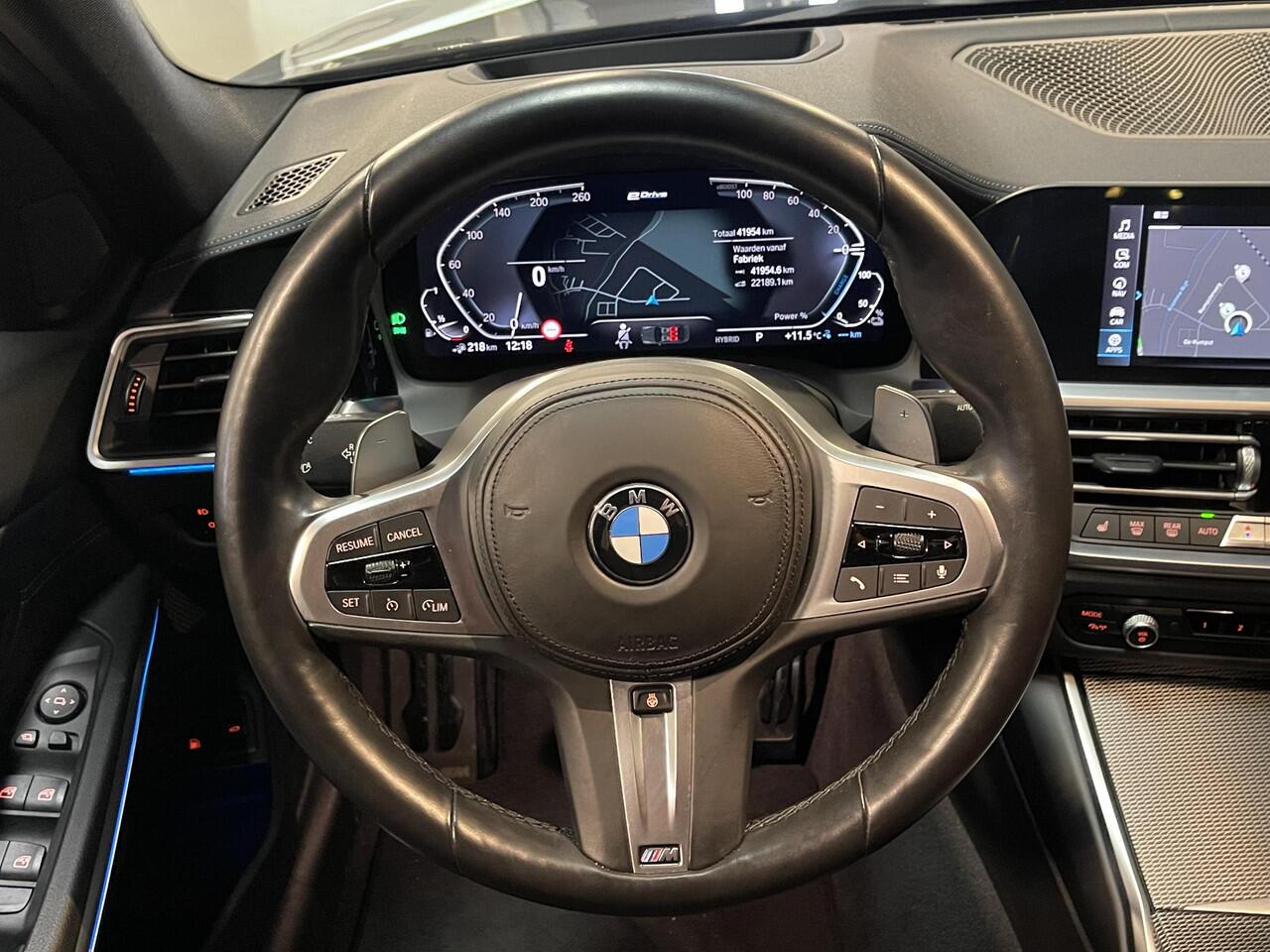 BMW 3-SERIE 320e High Executive 18"/Leder/Laser LED/Stuur + stoelverwarming/Dodehoek/Elektrische klep/Trekhaak/Hed-up/Keyless