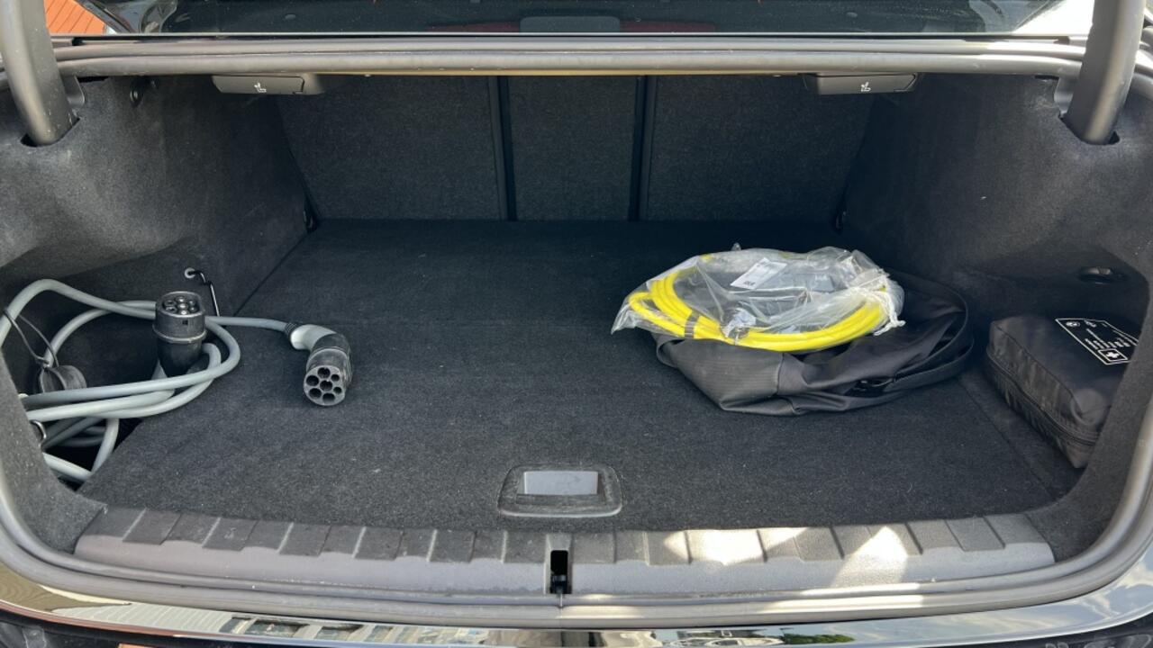 BMW 3-SERIE 330e | Navi | Stoelverwarming | Sfeer