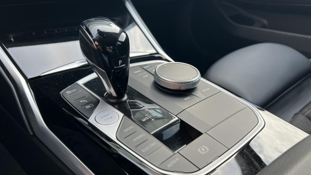 BMW 3-SERIE 330e | Navi | Stoelverwarming | Sfeer