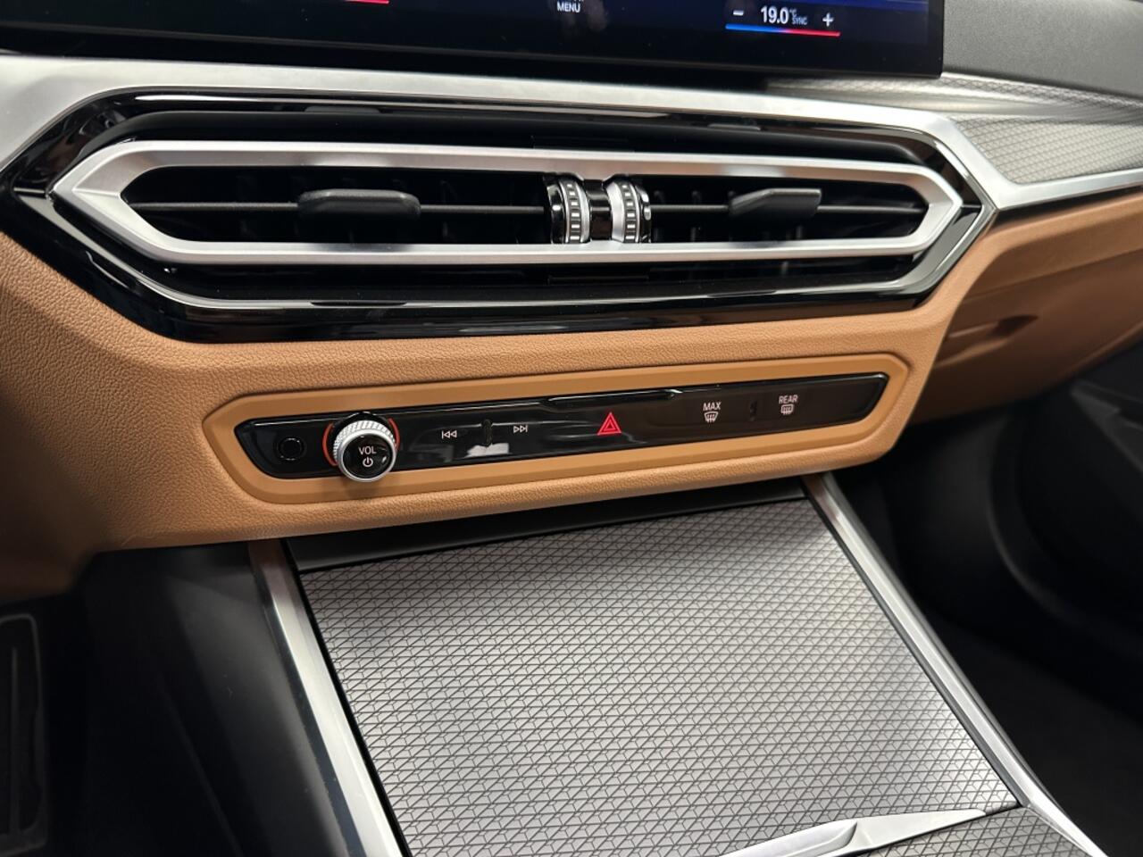 BMW 3-SERIE Touring 330e xDrive M-Sport | Cognac bekleding | Panoramadak | Head-up-D