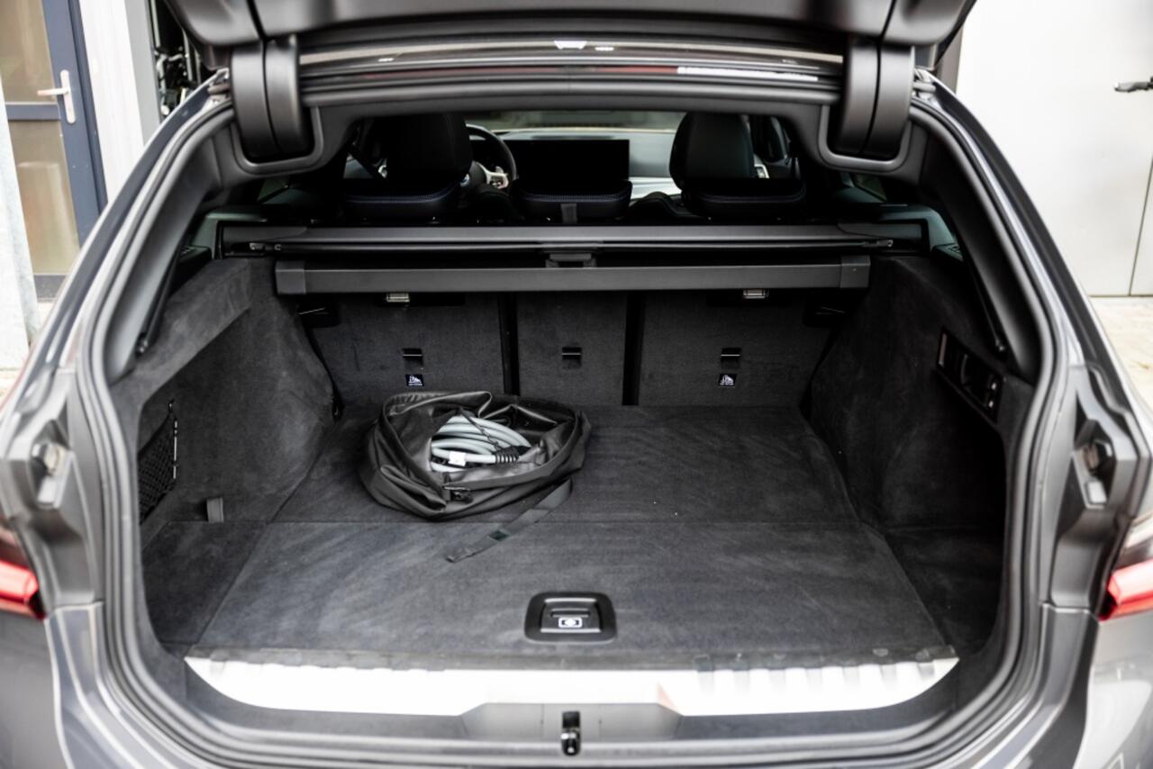 BMW 3-SERIE Touring 330e xDrive M Sport | HuD | Pano | Memory | Alcantara |