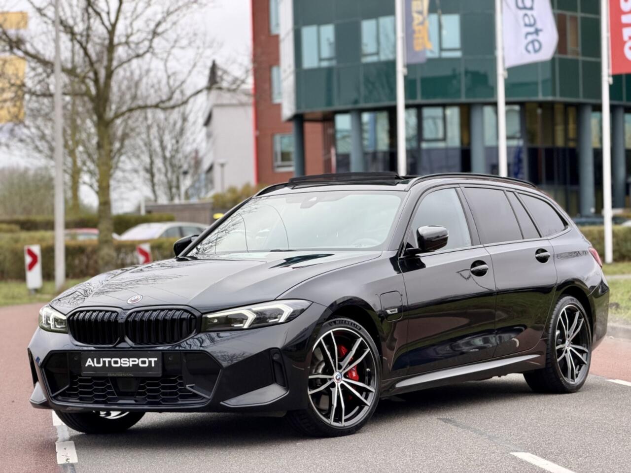 BMW 3-SERIE Touring 330e M-Sport Pano H&K ACC Trekhaak