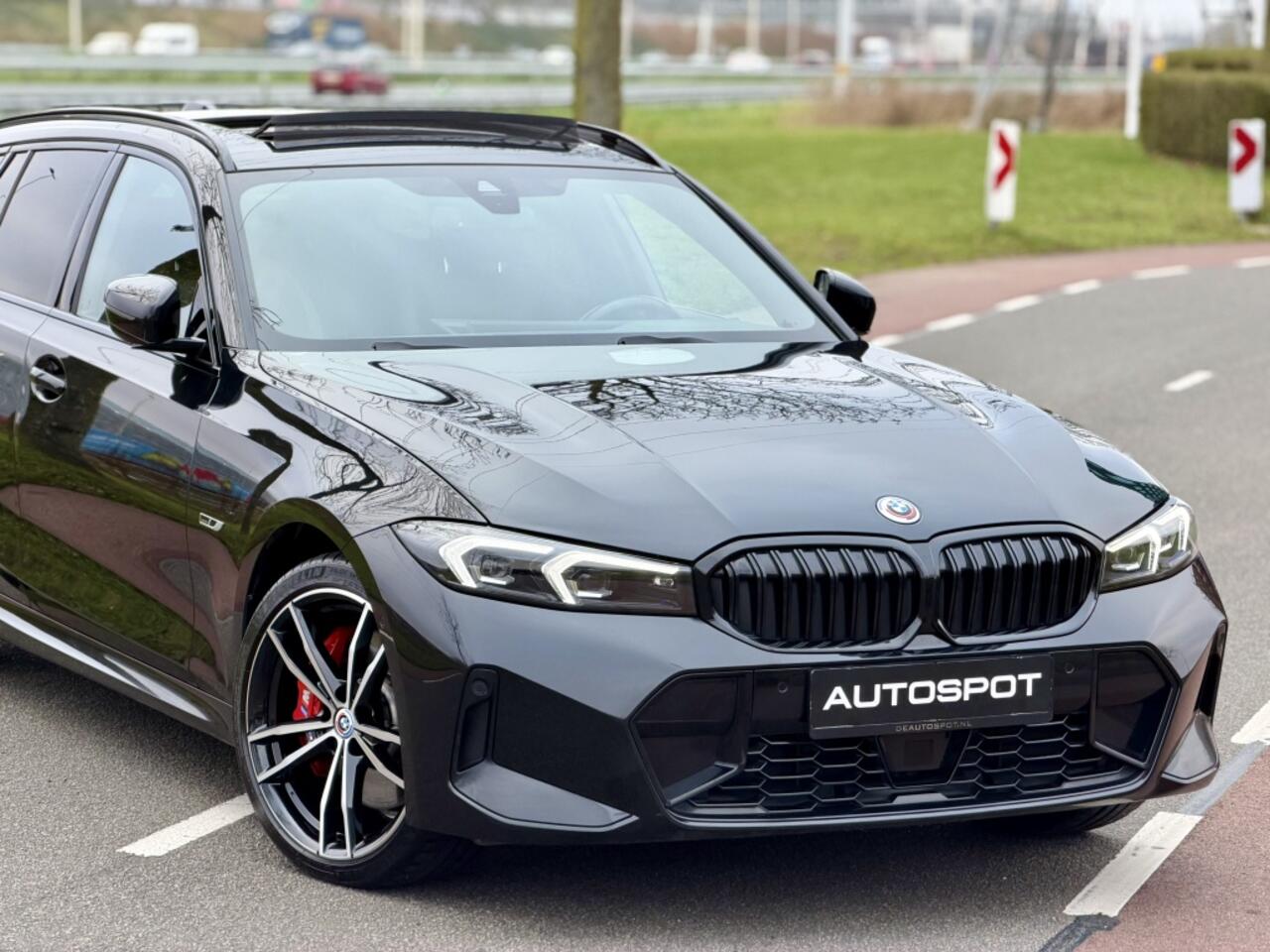 BMW 3-SERIE Touring 330e M-Sport Pano H&K ACC Trekhaak