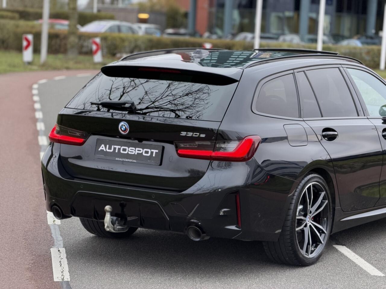 BMW 3-SERIE Touring 330e M-Sport Pano H&K ACC Trekhaak