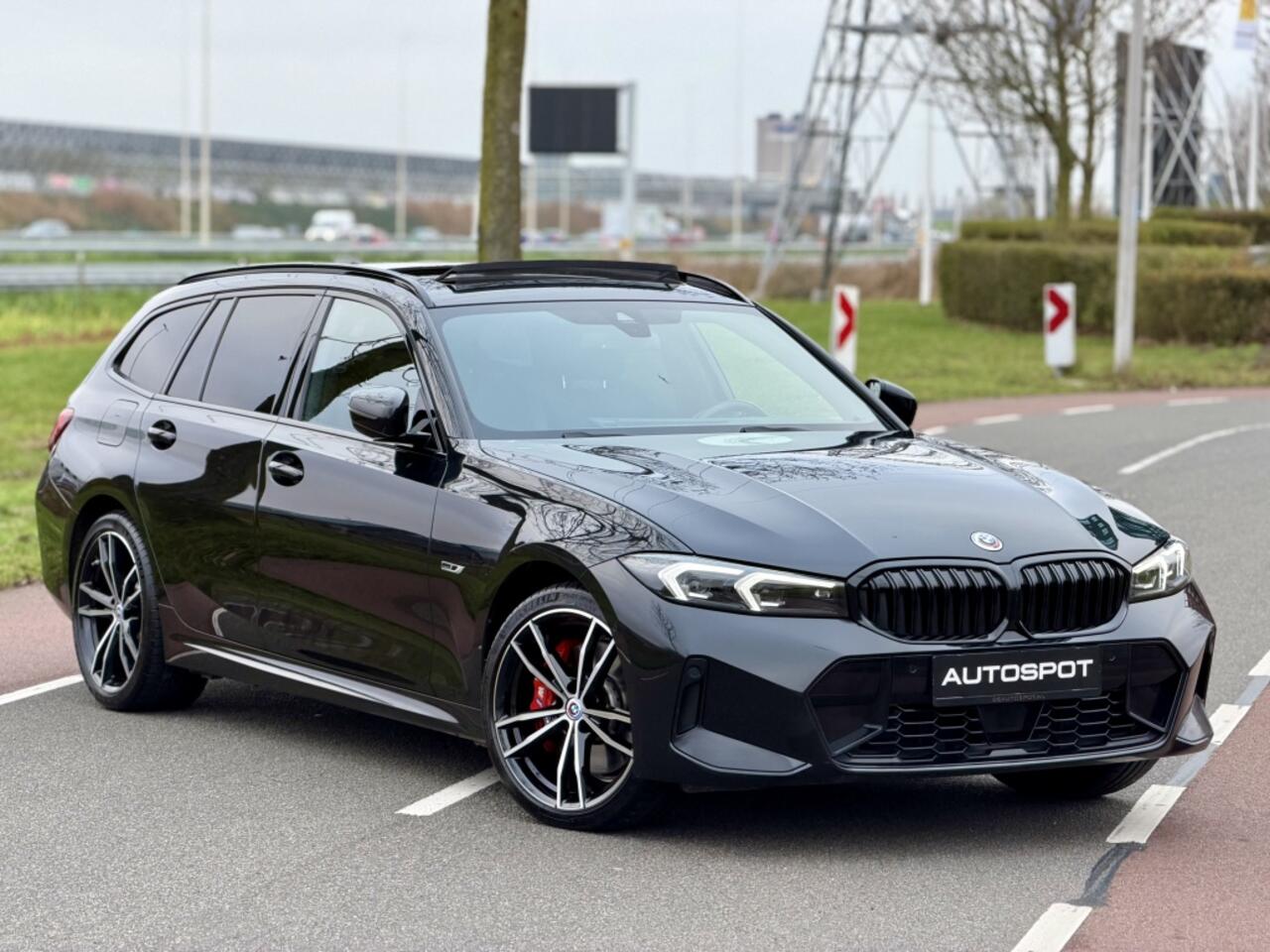 BMW 3-SERIE Touring 330e M-Sport Pano H&K ACC Trekhaak