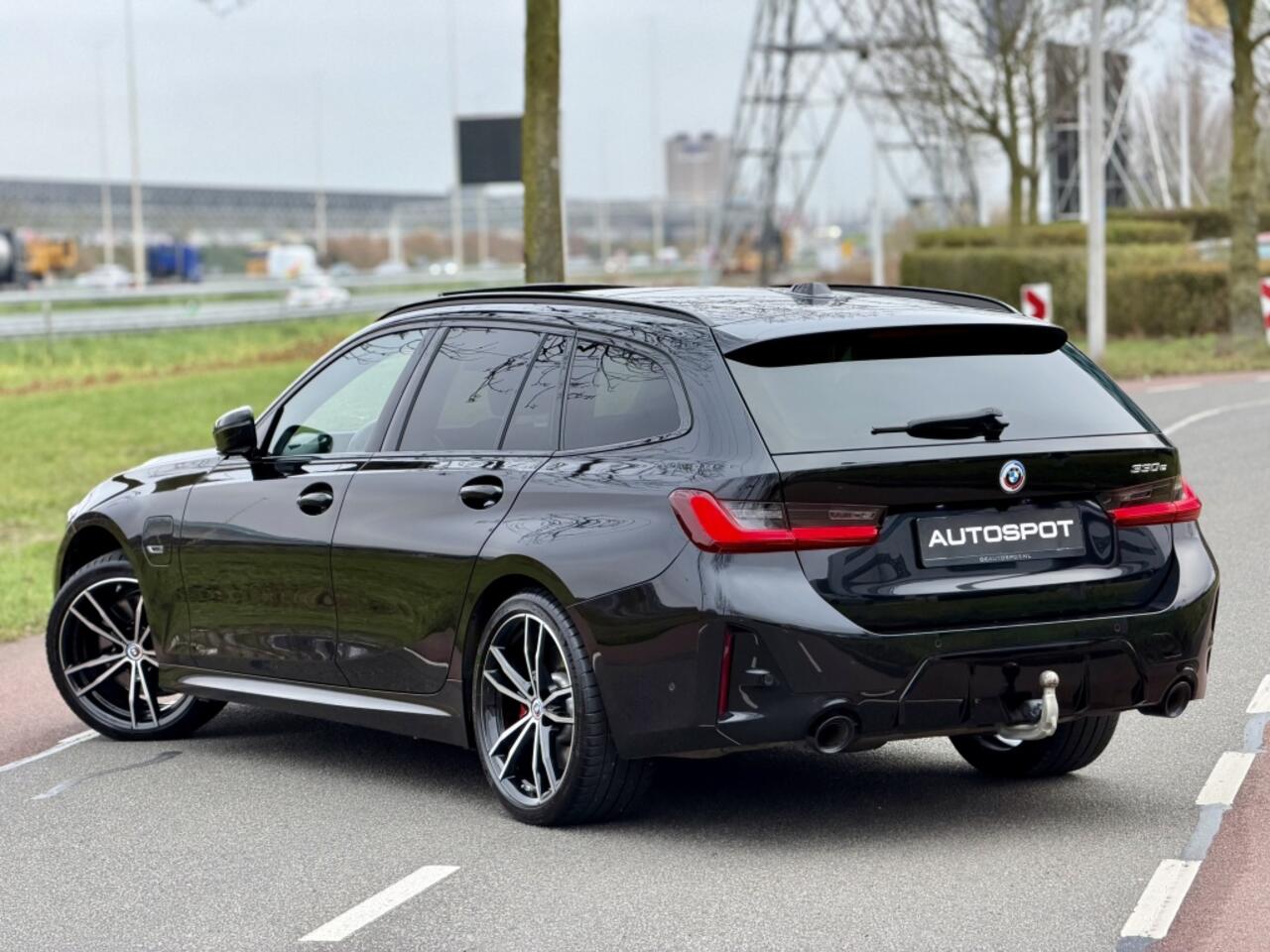 BMW 3-SERIE Touring 330e M-Sport Pano H&K ACC Trekhaak