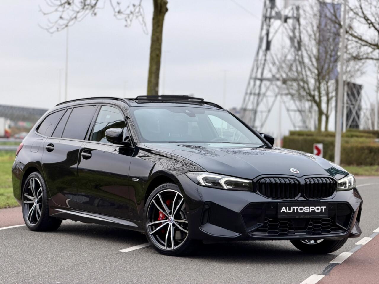 BMW 3-SERIE Touring 330e M-Sport Pano H&K ACC Trekhaak