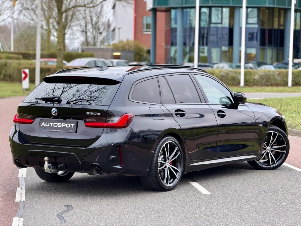 BMW 3-SERIE Touring 330e M-Sport Pano H&K ACC Trekhaak