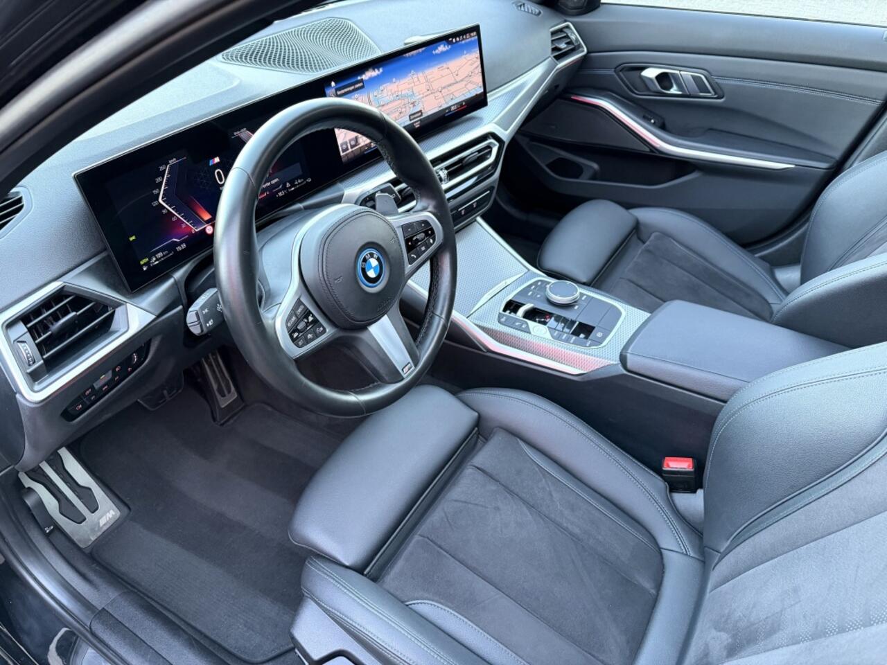 BMW 3-SERIE Touring 330e M-Sport Pano H&K ACC Trekhaak