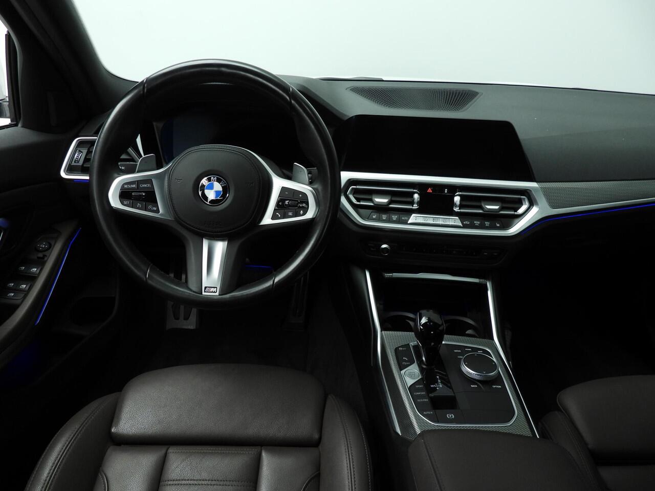 BMW 3-SERIE Sedan 318i | M-Sportpakket | LED | Leder | Navigatie | Sportstoelen | Trekhaak | Stoelverwarming | DAB | Hifi speakers | Alu 18 inch