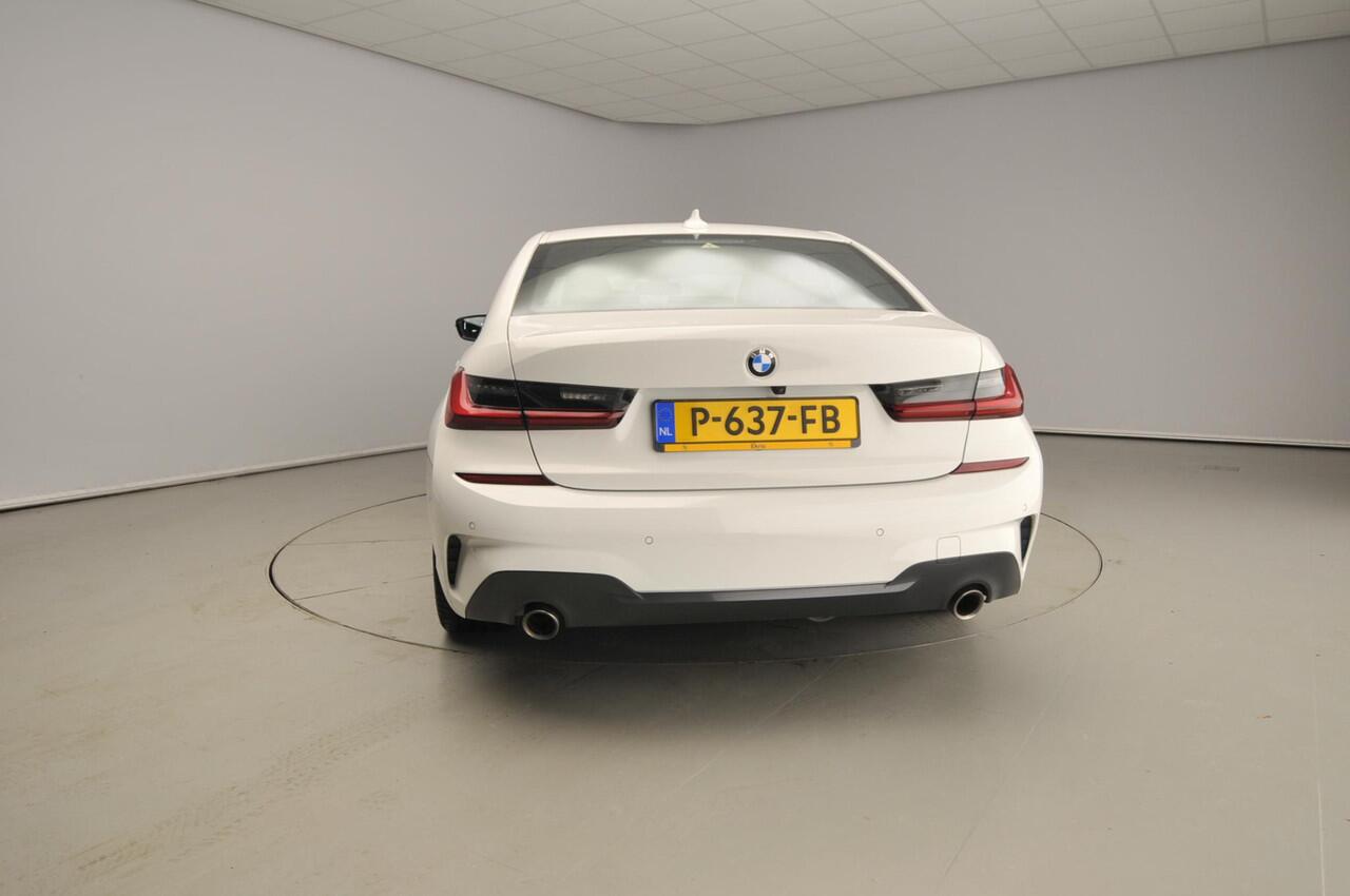 BMW 3-SERIE Sedan 318i | M-Sportpakket | LED | Leder | Navigatie | Sportstoelen | Trekhaak | Stoelverwarming | DAB | Hifi speakers | Alu 18 inch