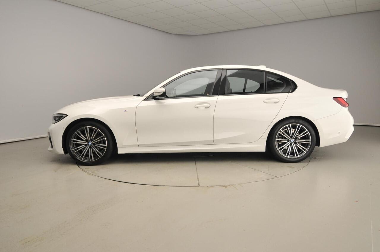 BMW 3-SERIE Sedan 318i | M-Sportpakket | LED | Leder | Navigatie | Sportstoelen | Trekhaak | Stoelverwarming | DAB | Hifi speakers | Alu 18 inch