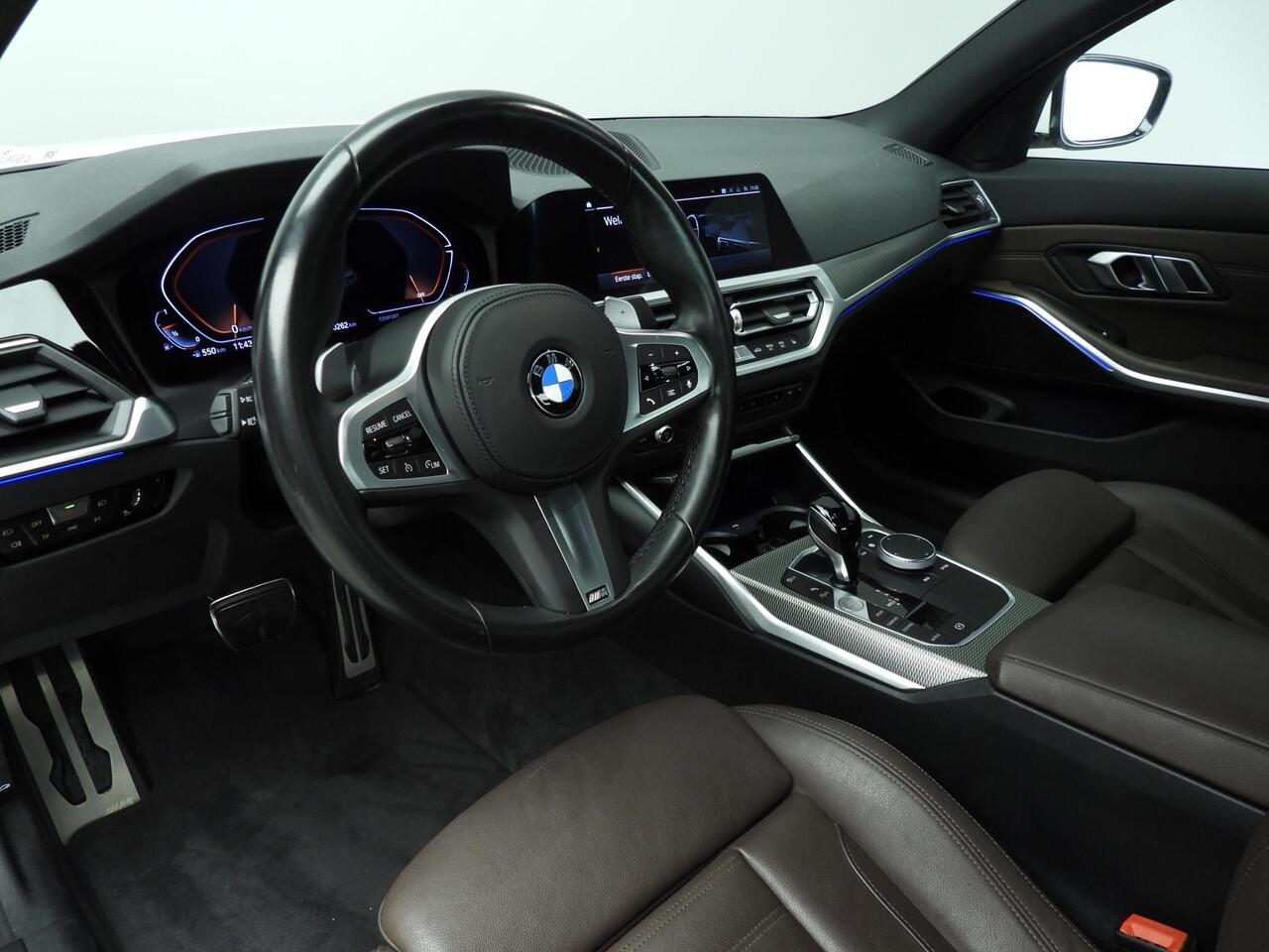 BMW 3-SERIE Sedan 318i | M-Sportpakket | LED | Leder | Navigatie | Sportstoelen | Trekhaak | Stoelverwarming | DAB | Hifi speakers | Alu 18 inch